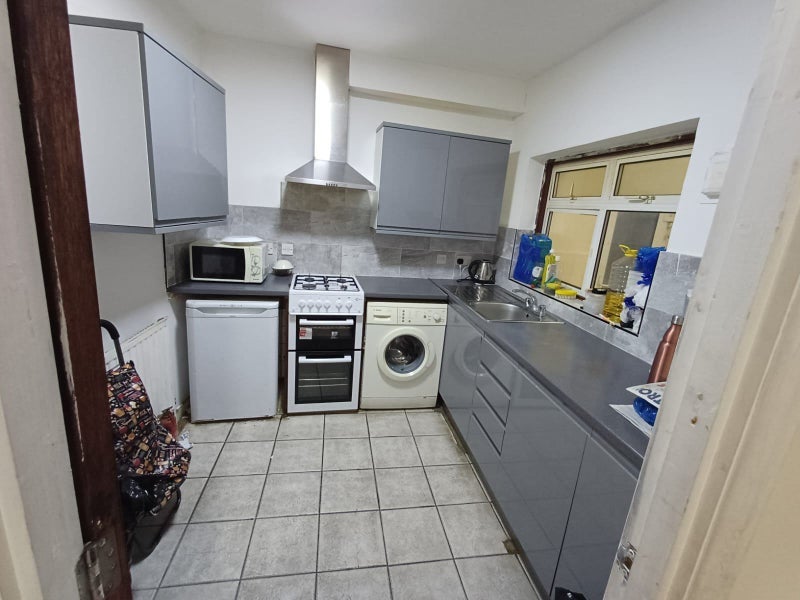 Room High Street South in Greater London