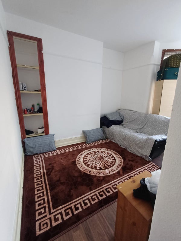 Room High Street South in Greater London