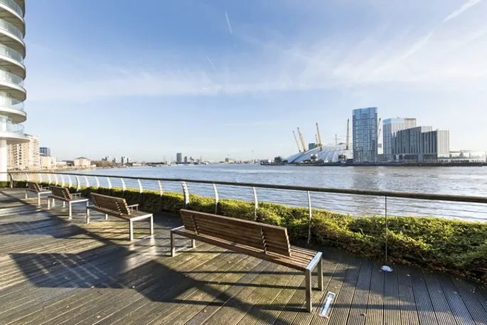 Flat Fairmont Avenue in Greater London