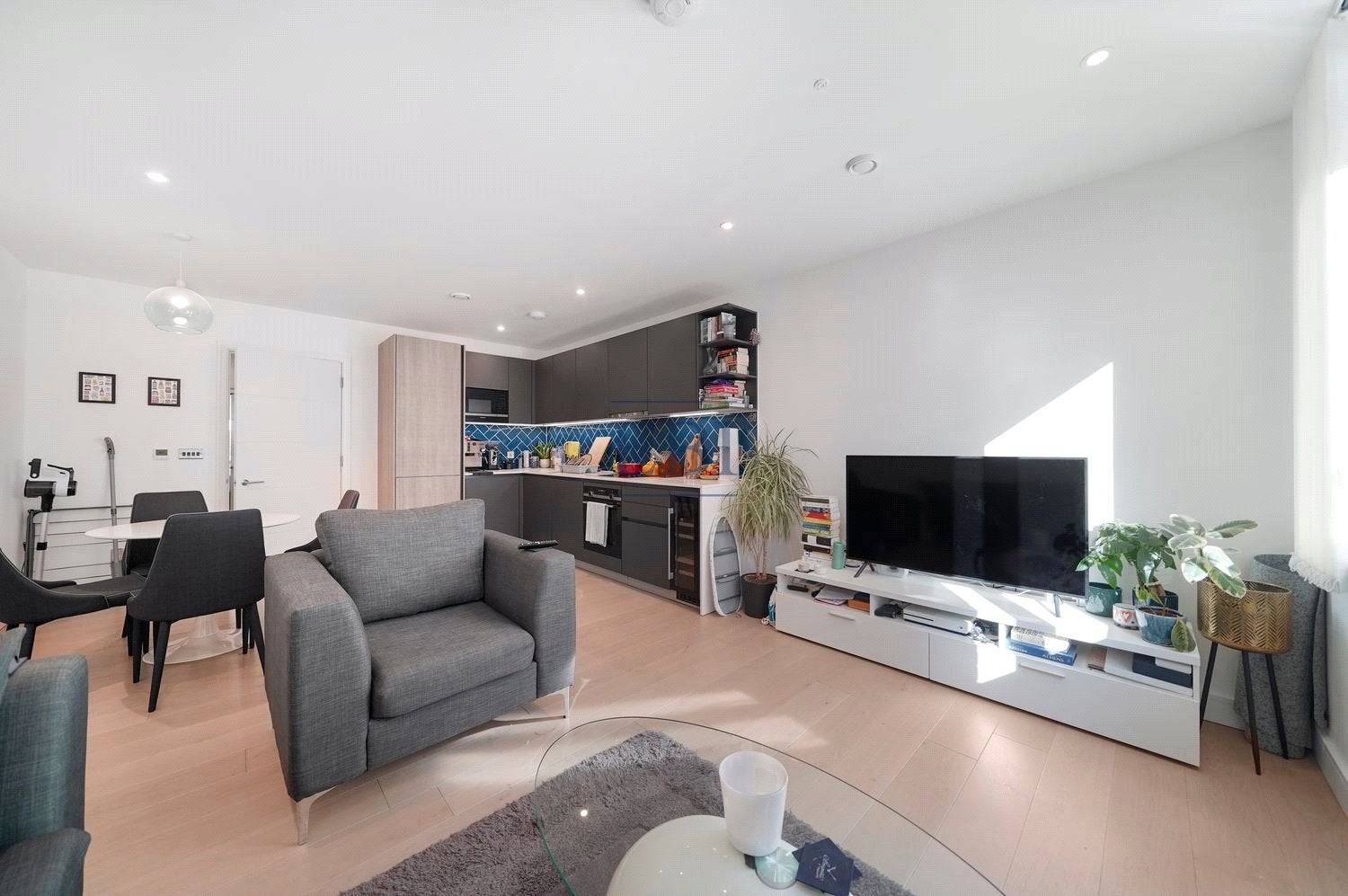 Flat Cremer Street in Greater London