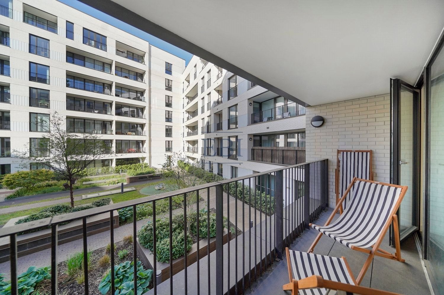 Flat Cremer Street in Greater London
