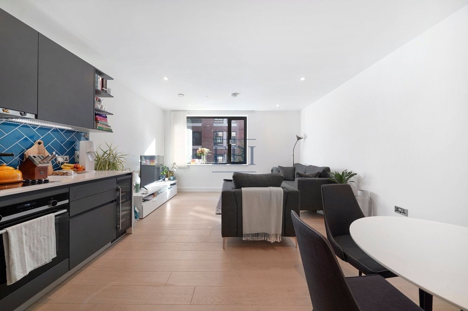 Flat Cremer Street in Greater London