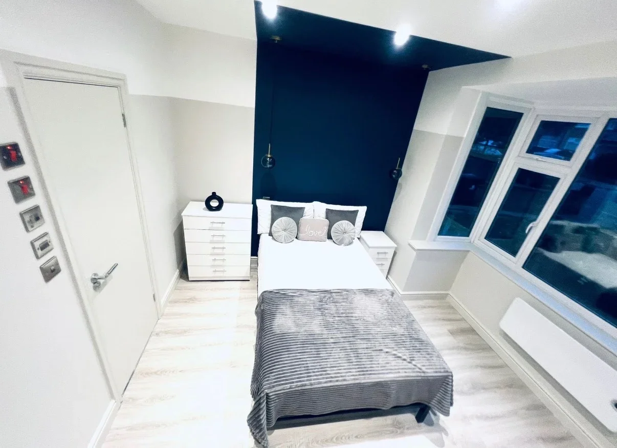 Room Hurley Road in Greater London