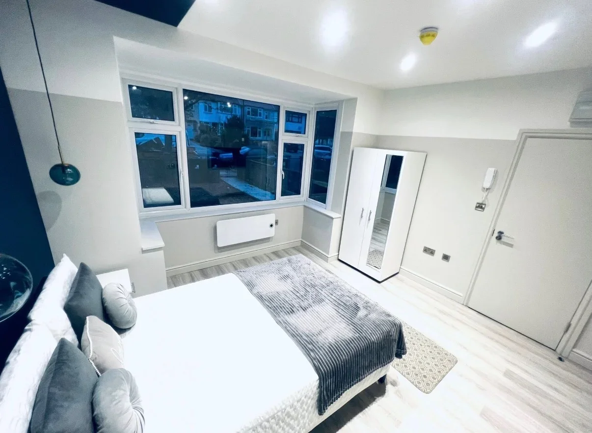 Room Hurley Road in Greater London