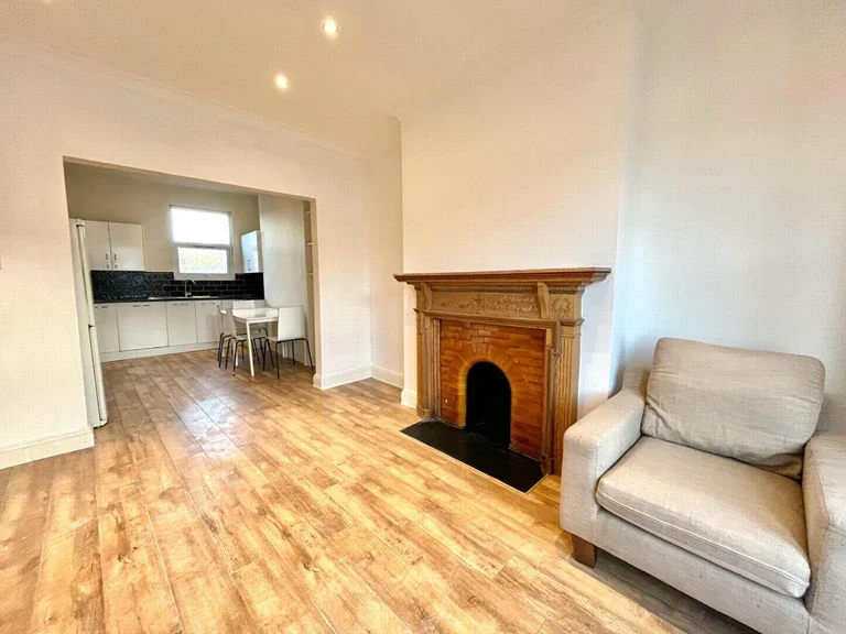 Flat Walm Lane in Greater London