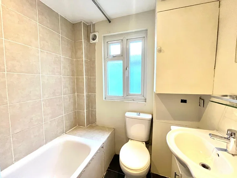 Flat Walm Lane in Greater London