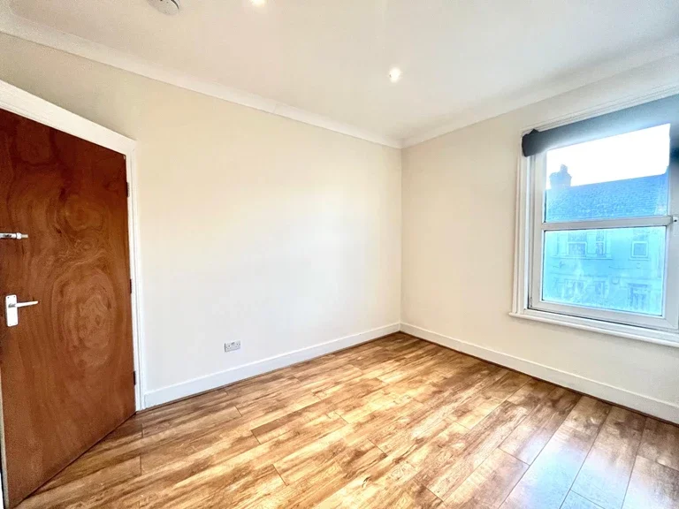 Flat Walm Lane in Greater London