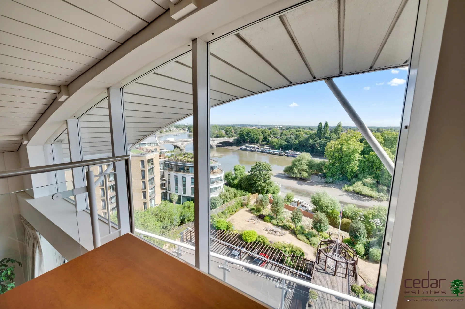 Flat Kew Bridge Road in Greater London