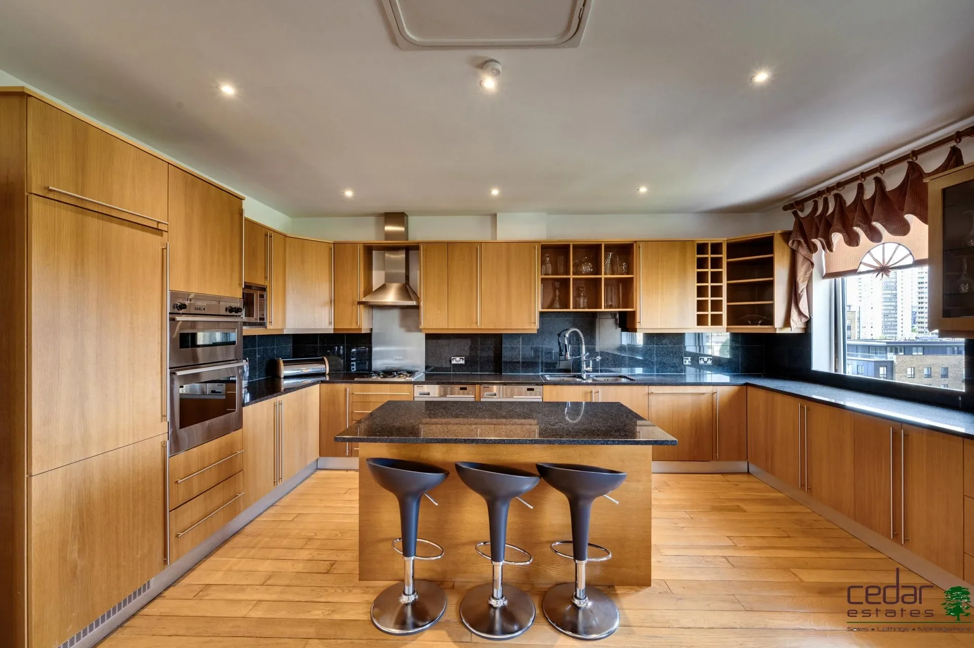 Flat Kew Bridge Road in Greater London