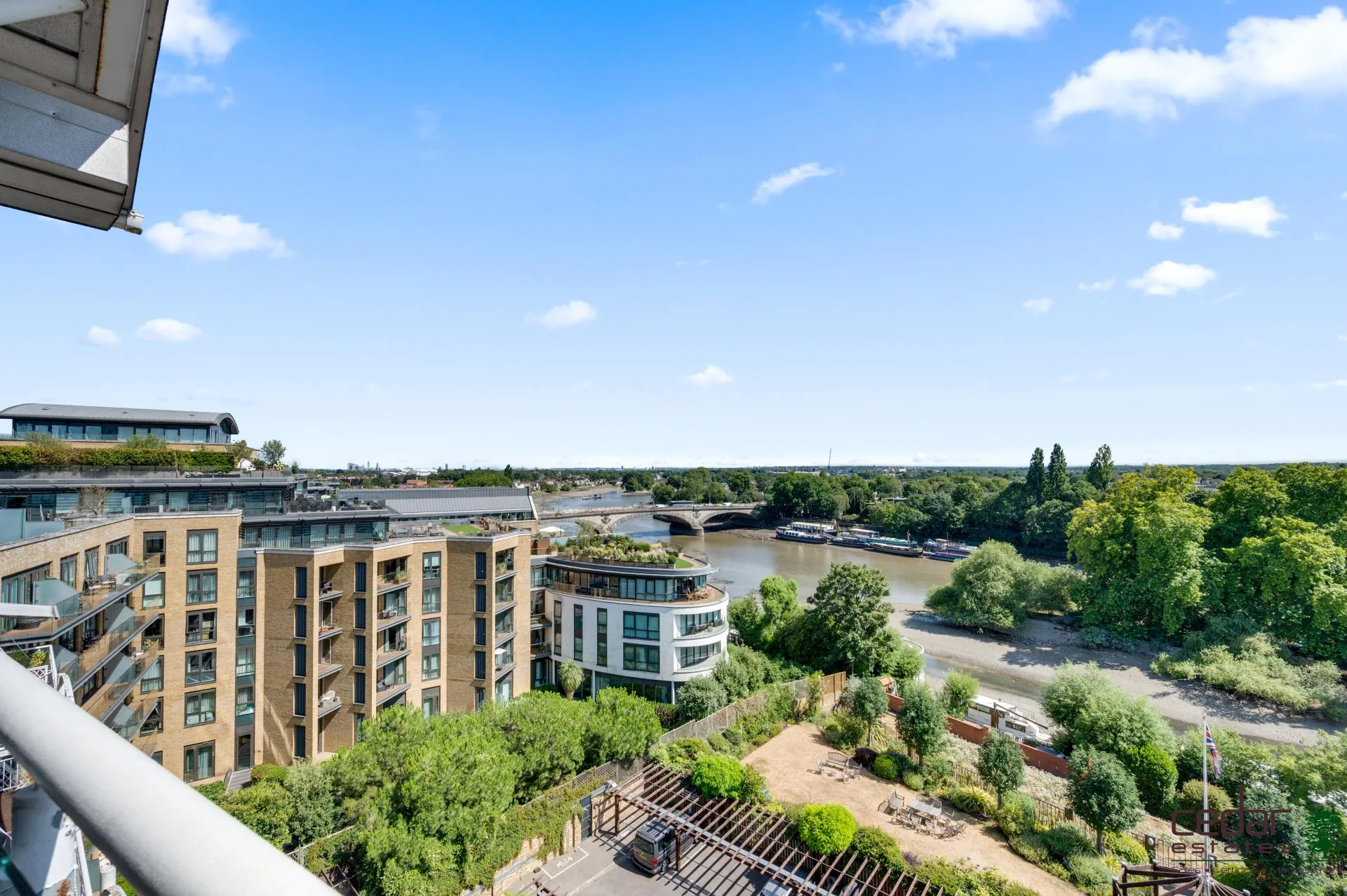 Flat Kew Bridge Road in Greater London