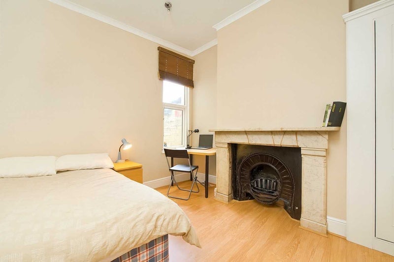 Room Holyport Road in Greater London