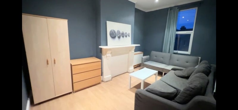 Room Holyport Road in Greater London