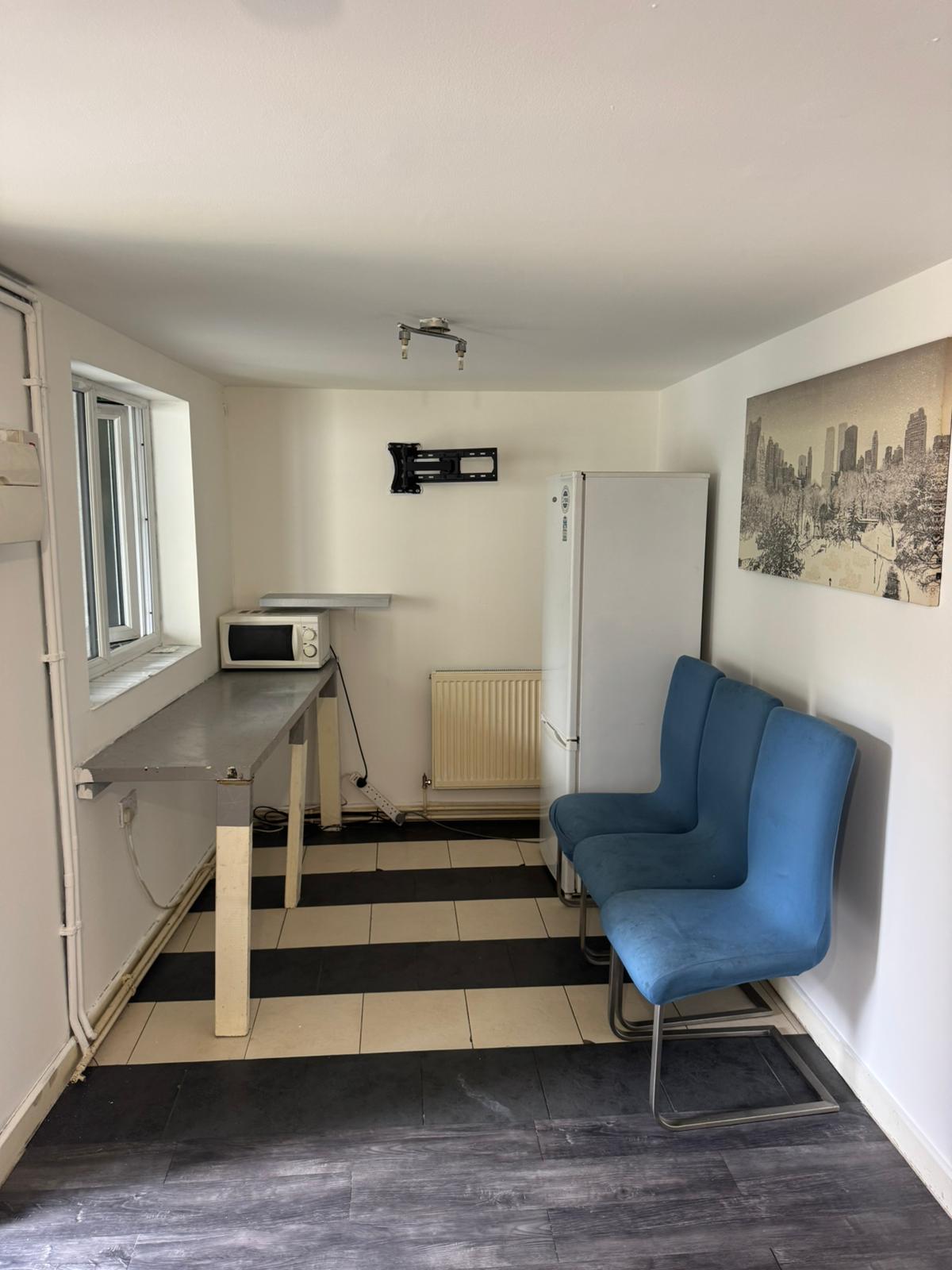Room Mayesbrook Road in Greater London