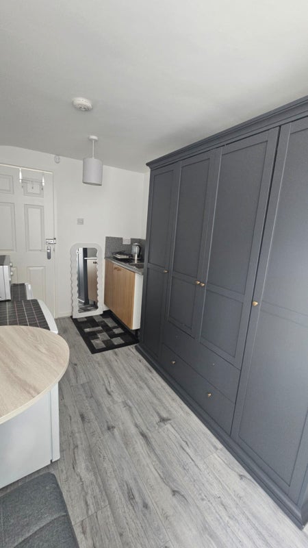 Flat Stonefield Close in Crawley
