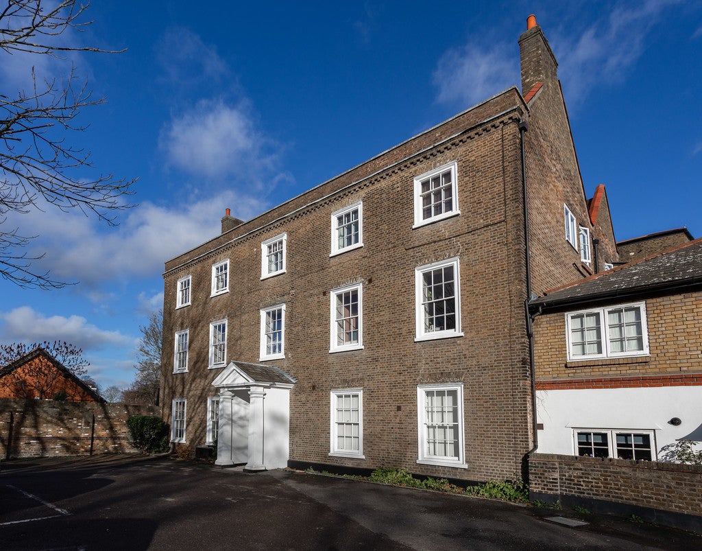 Flat Little Ealing Lane in Greater London