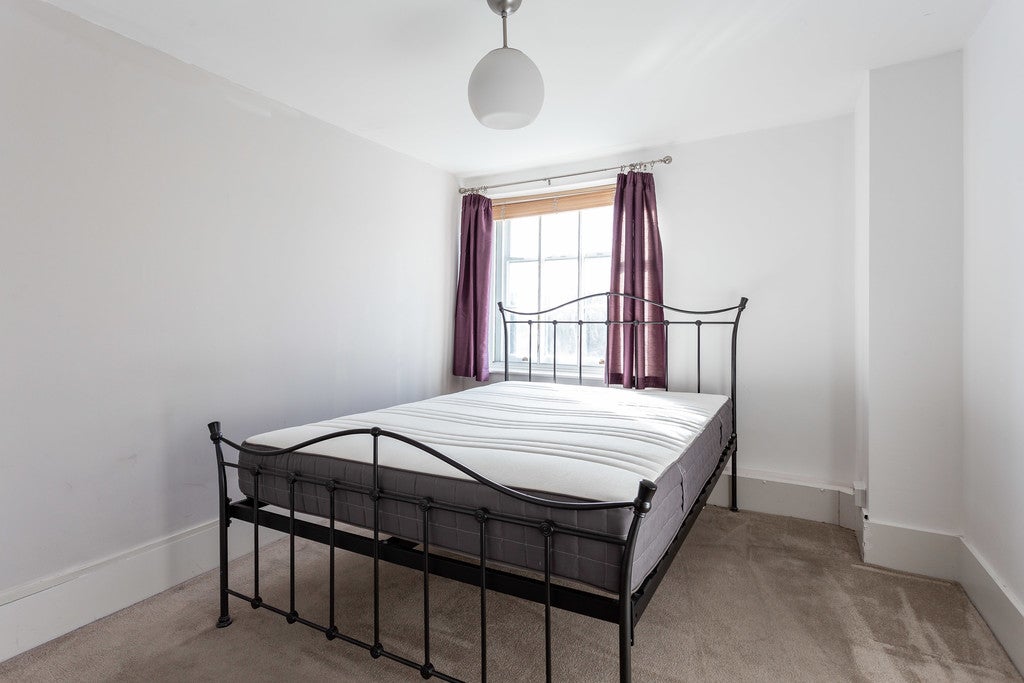 Flat Little Ealing Lane in Greater London