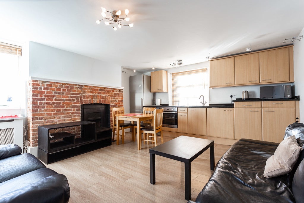 Flat Little Ealing Lane in Greater London