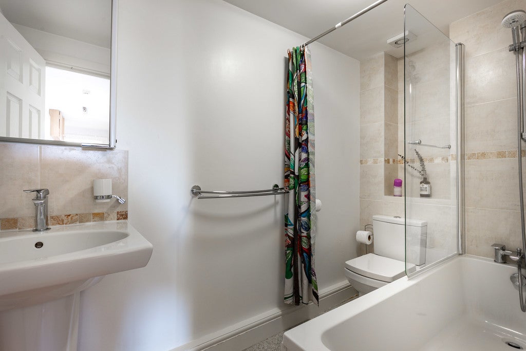 Flat Little Ealing Lane in Greater London