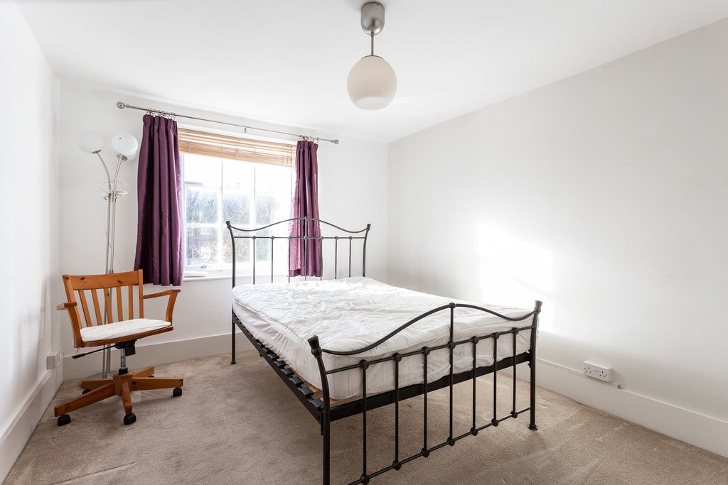 Flat Little Ealing Lane in Greater London