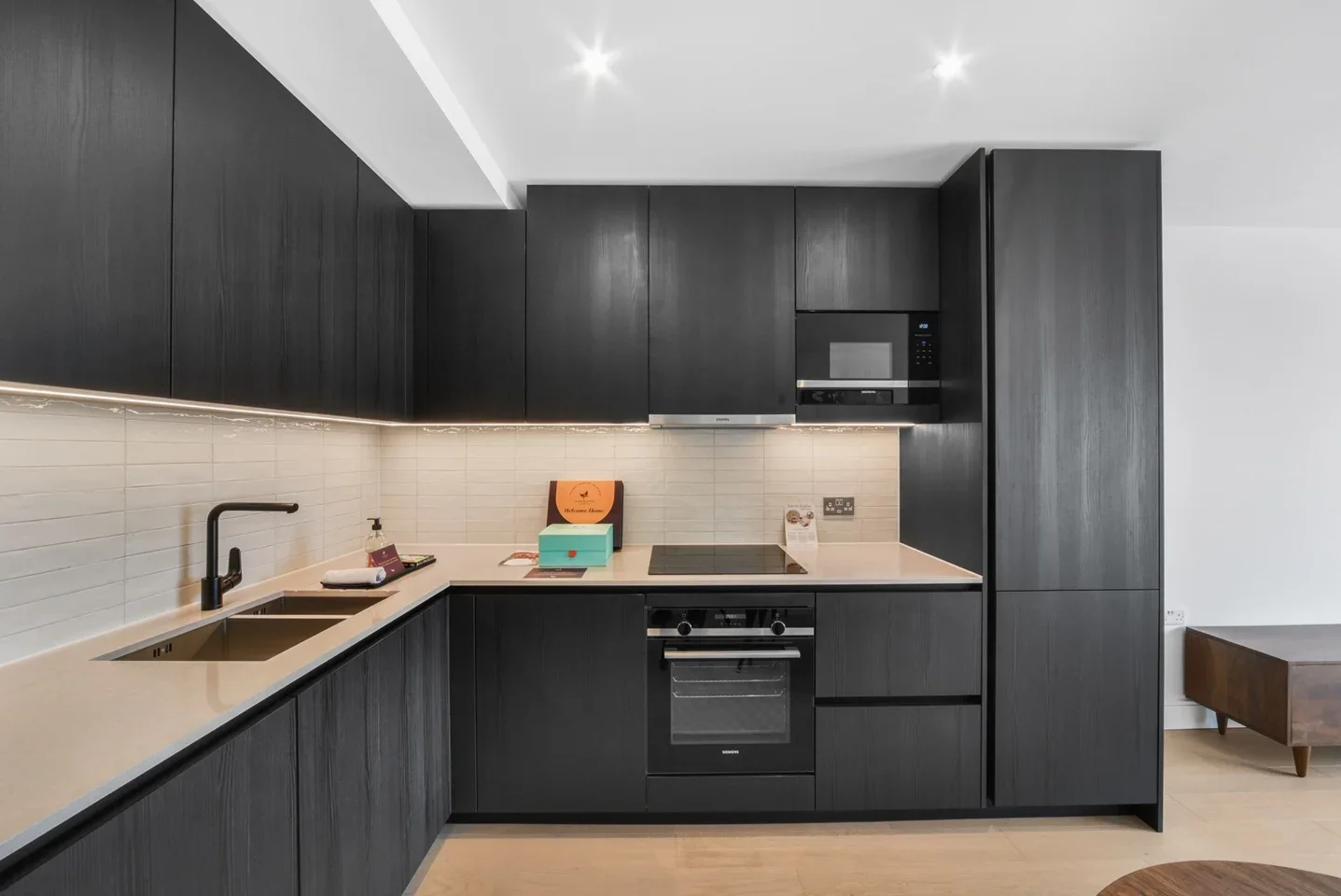 Flat Sayer Street in Greater London