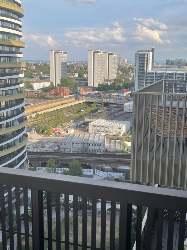 Room Fountain Park Way in Greater London