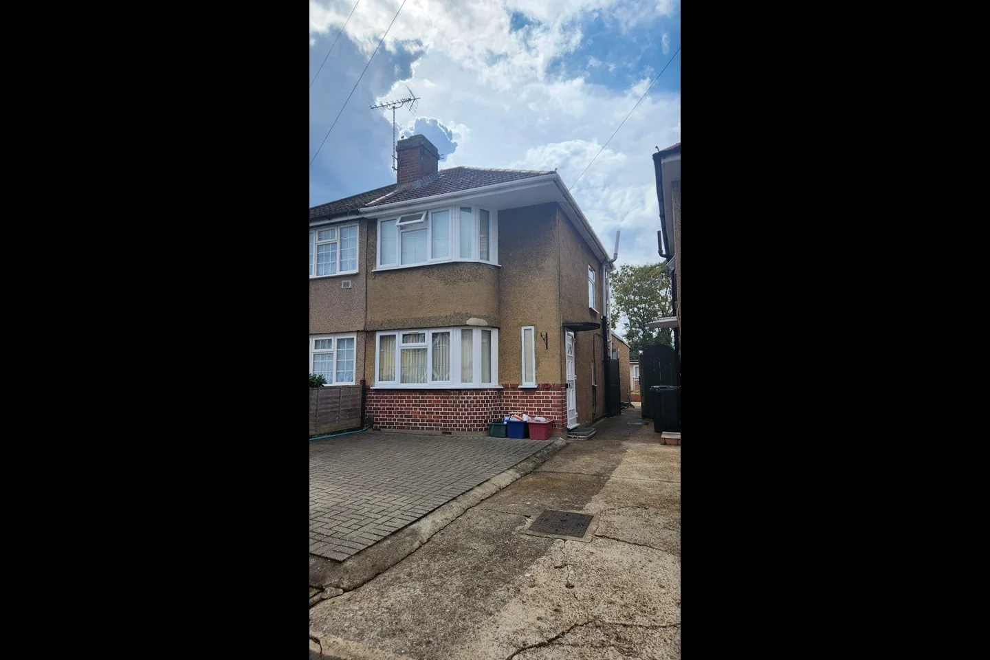 Flat Northumberland Crescent in Greater London
