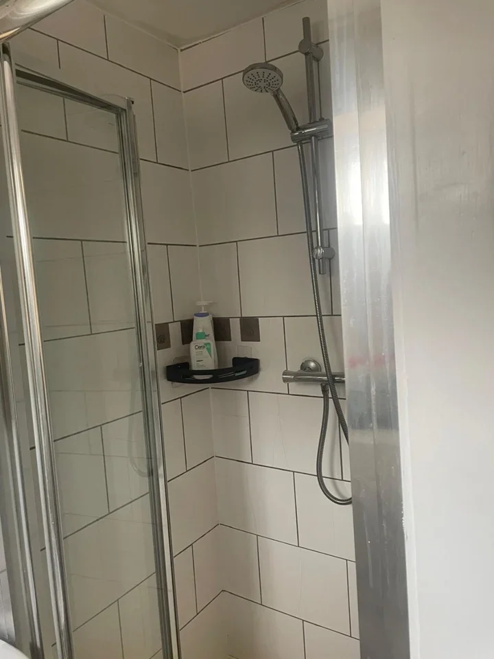 Flat Northumberland Crescent in Greater London