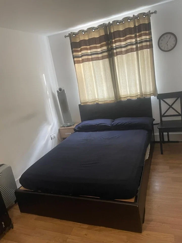 Flat Northumberland Crescent in Greater London