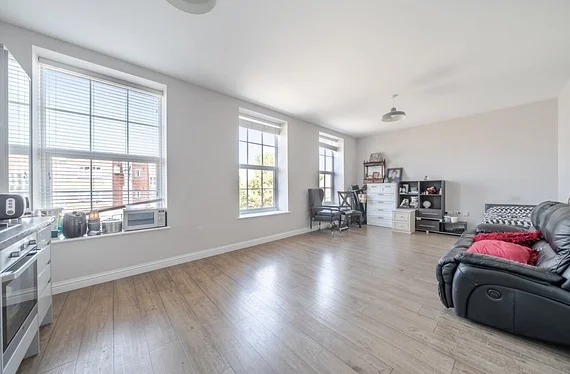 Flat Manor Drive North in London