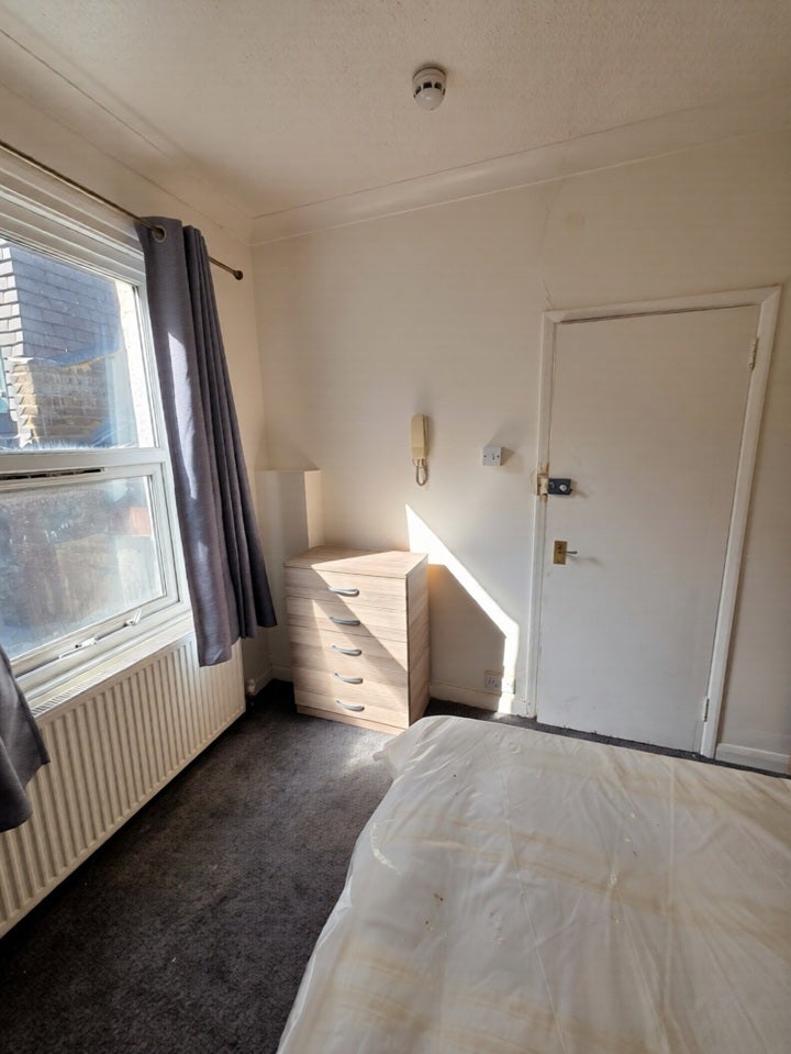 Flat Harpenden Road in Greater London