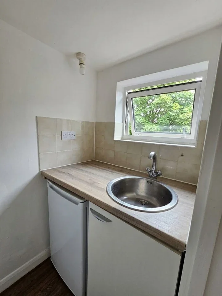 Flat Harpenden Road in Greater London