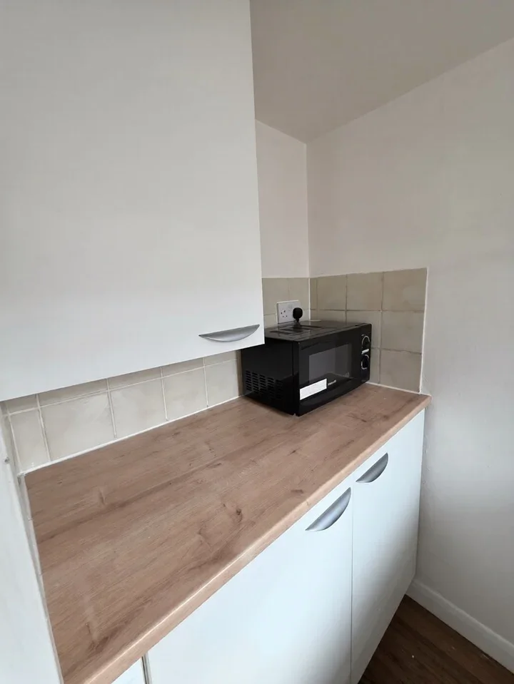 Flat Harpenden Road in Greater London