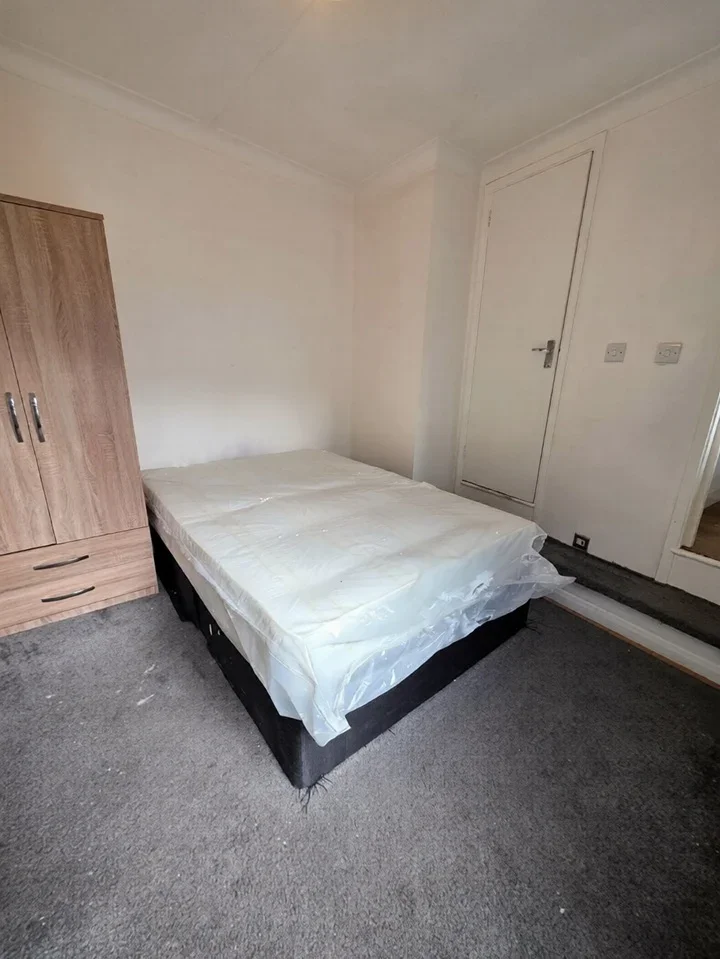Flat Harpenden Road in Greater London