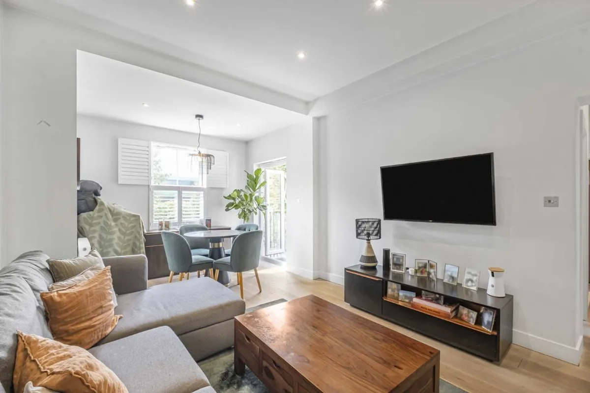 Flat Fernlea Road in Greater London