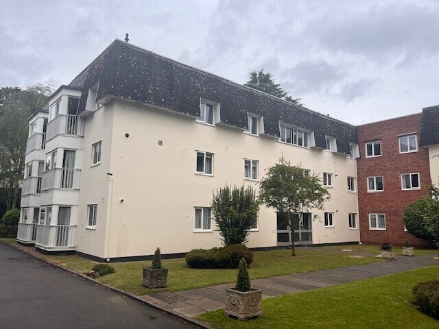 Flat Cloister Crofts in Royal Leamington Spa