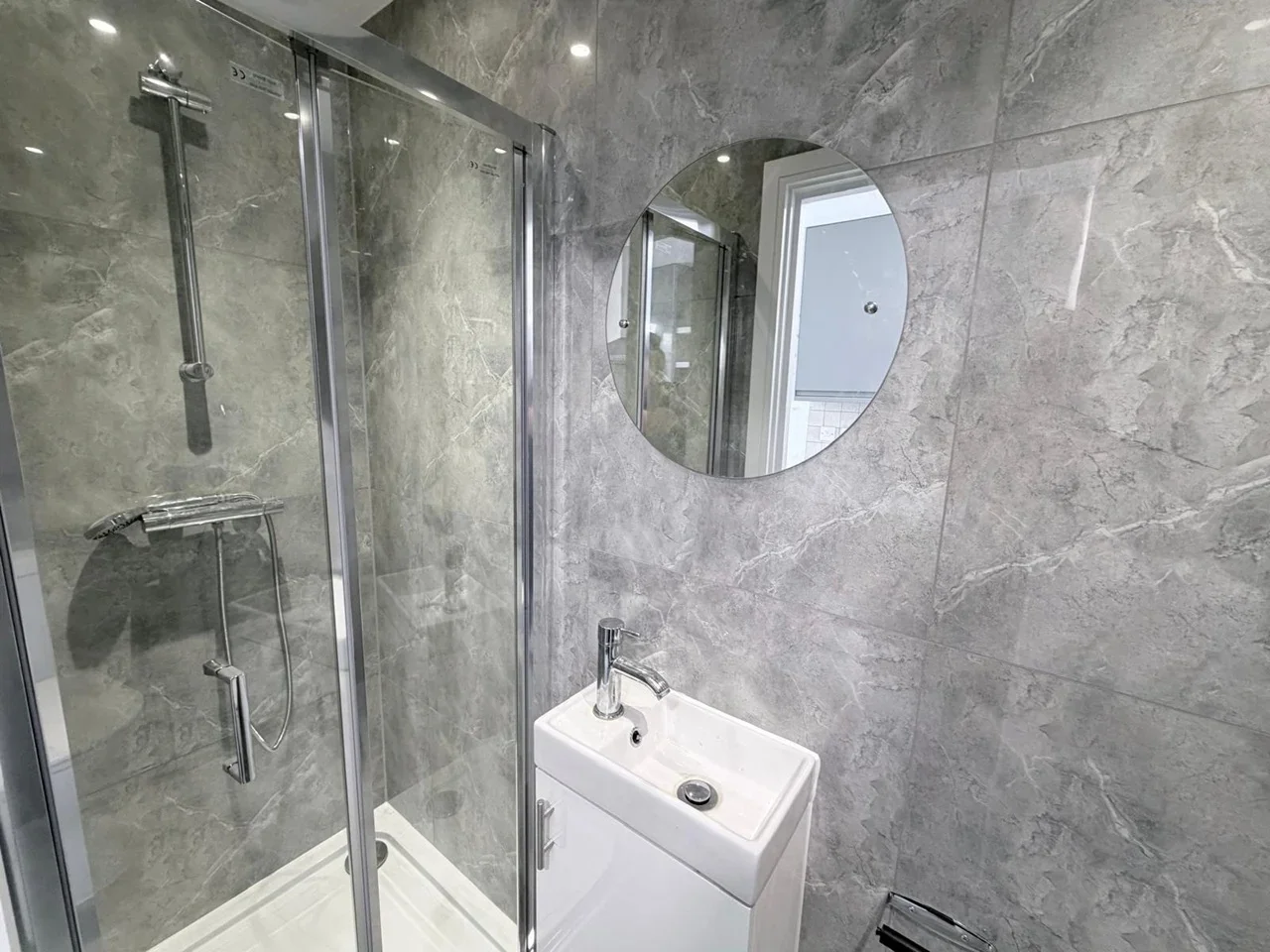 Flat Hinton Avenue in Greater London