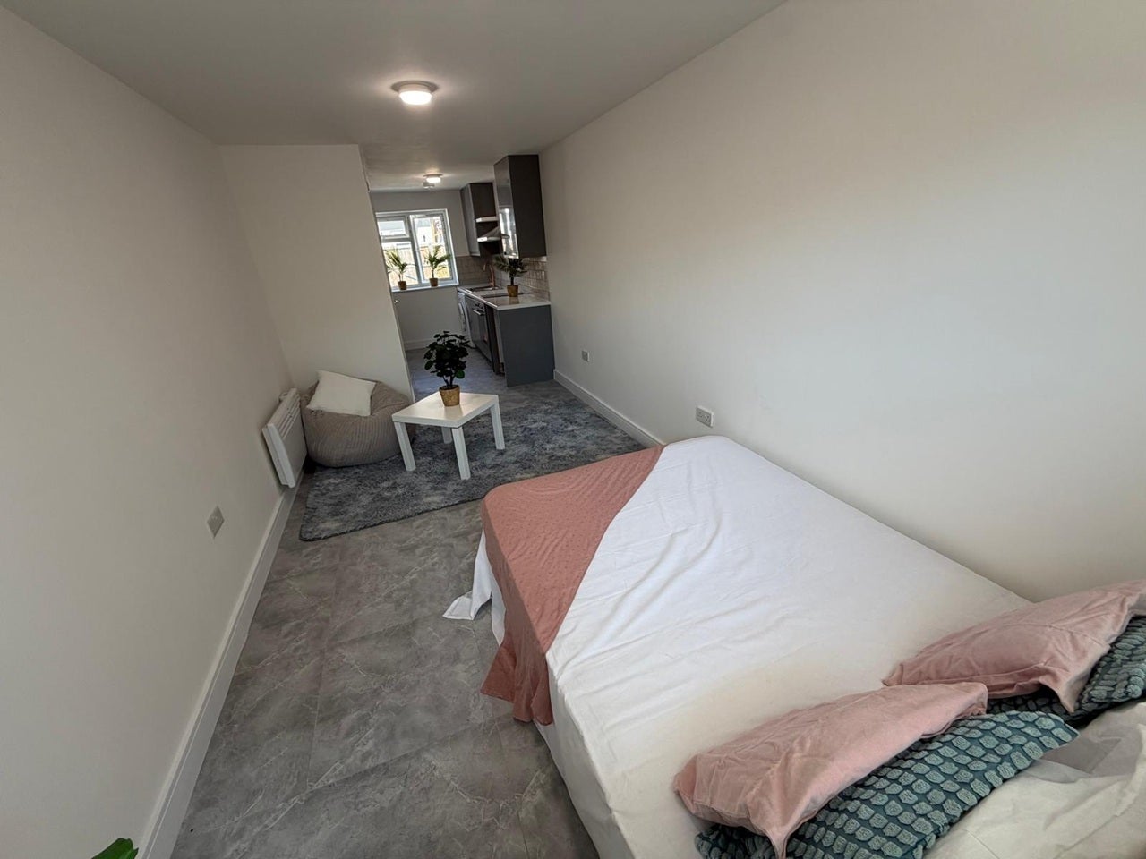 Flat Hinton Avenue in Greater London