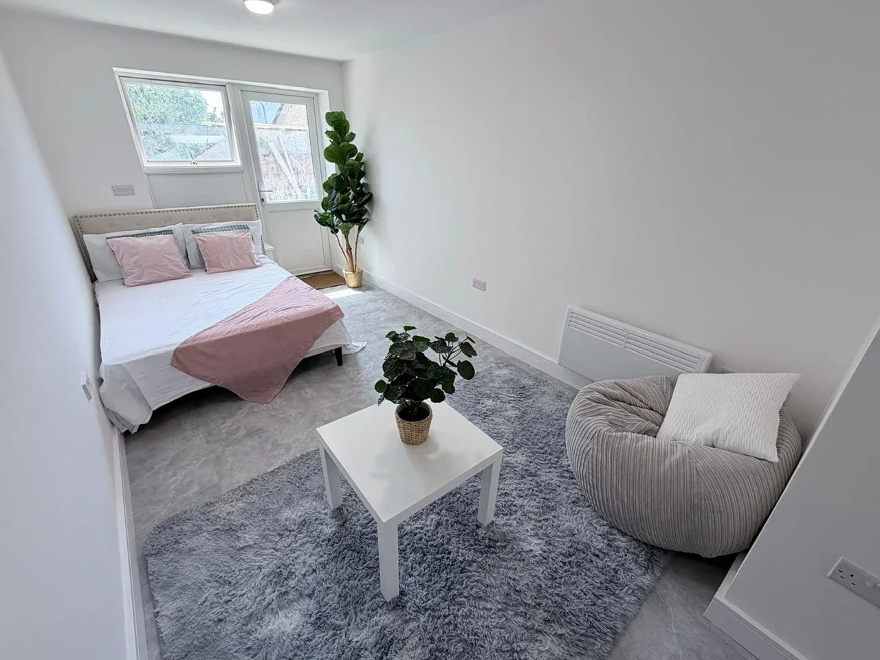 Flat Hinton Avenue in Greater London