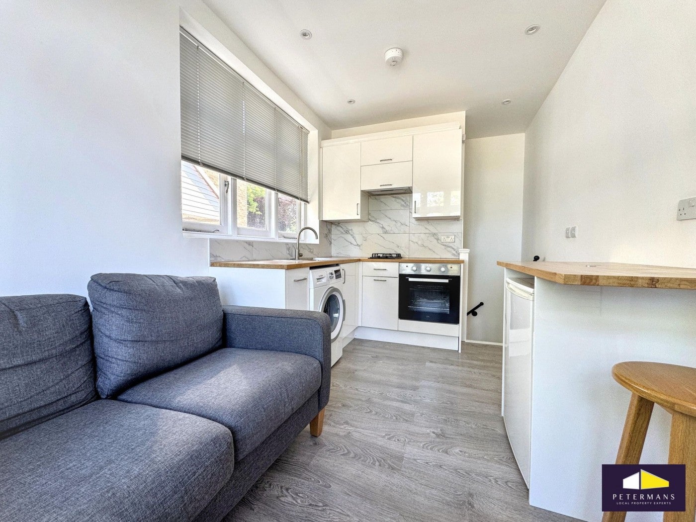 Flat Ferndene Road in Greater London