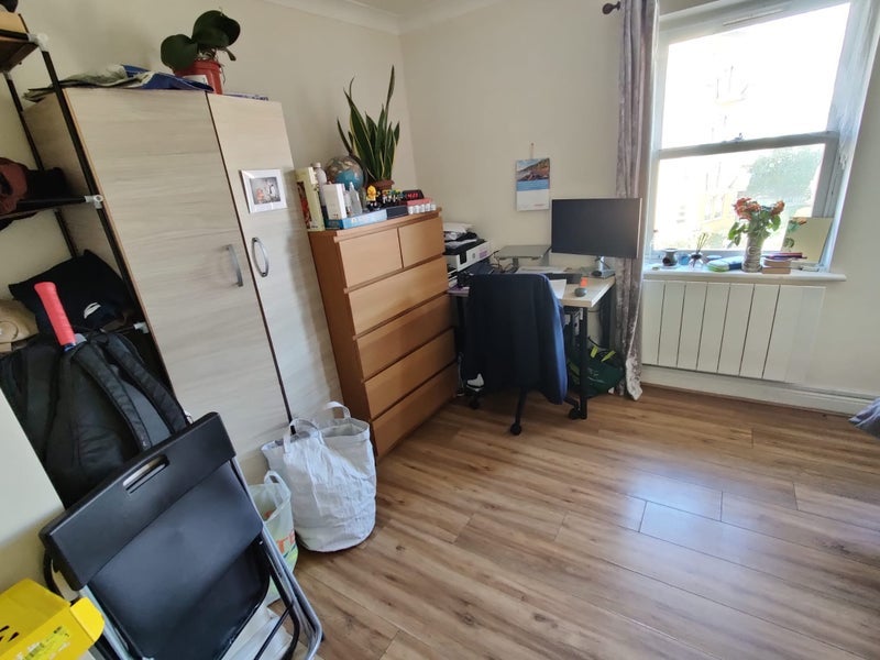 Flat Wolfe Crescent in Greater London