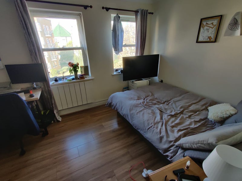 Flat Wolfe Crescent in Greater London