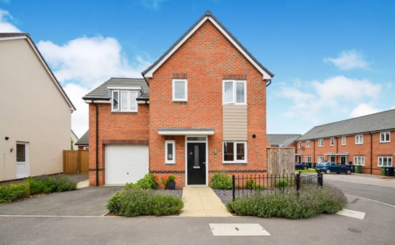 House Lyttelton Close in Rugby