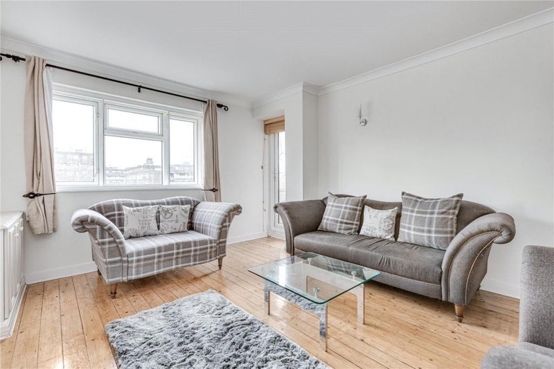 Room Upper Richmond Road West in Greater London