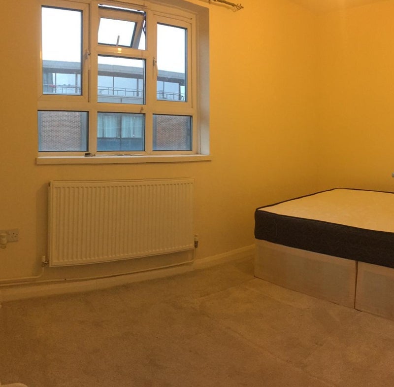 Room Waterloo Road in Greater London