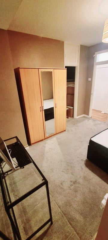 Room Waterloo Road in Greater London