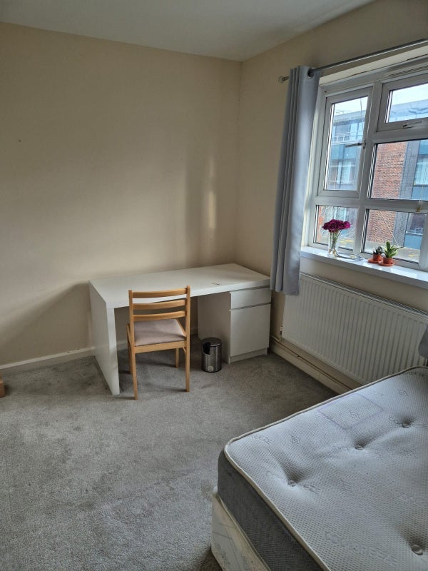 Room Waterloo Road in Greater London