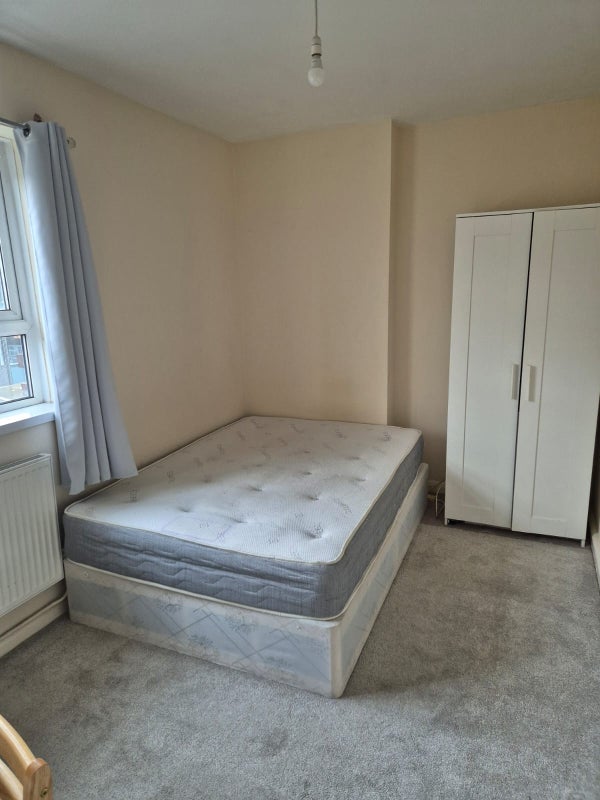 Room Waterloo Road in Greater London