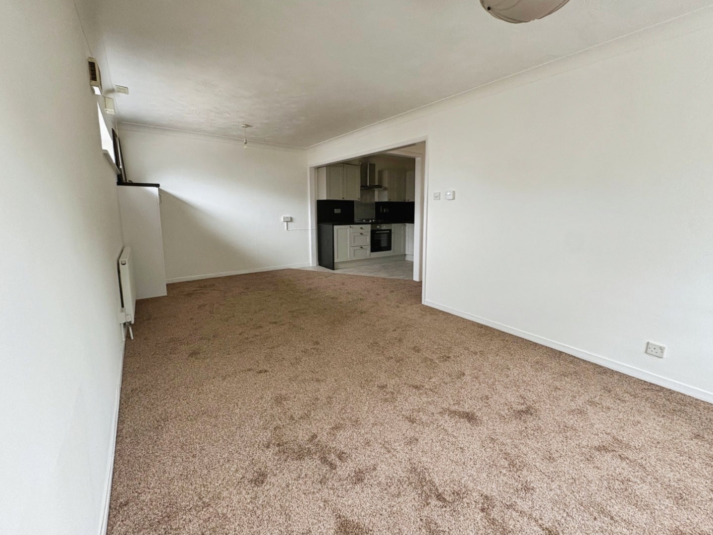 Flat Lonsdale Road in Southend-on-Sea