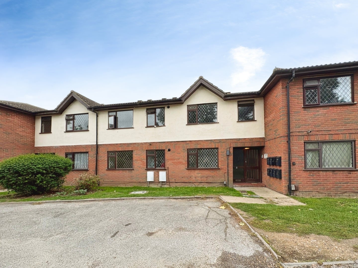 Flat Lonsdale Road in Southend-on-Sea