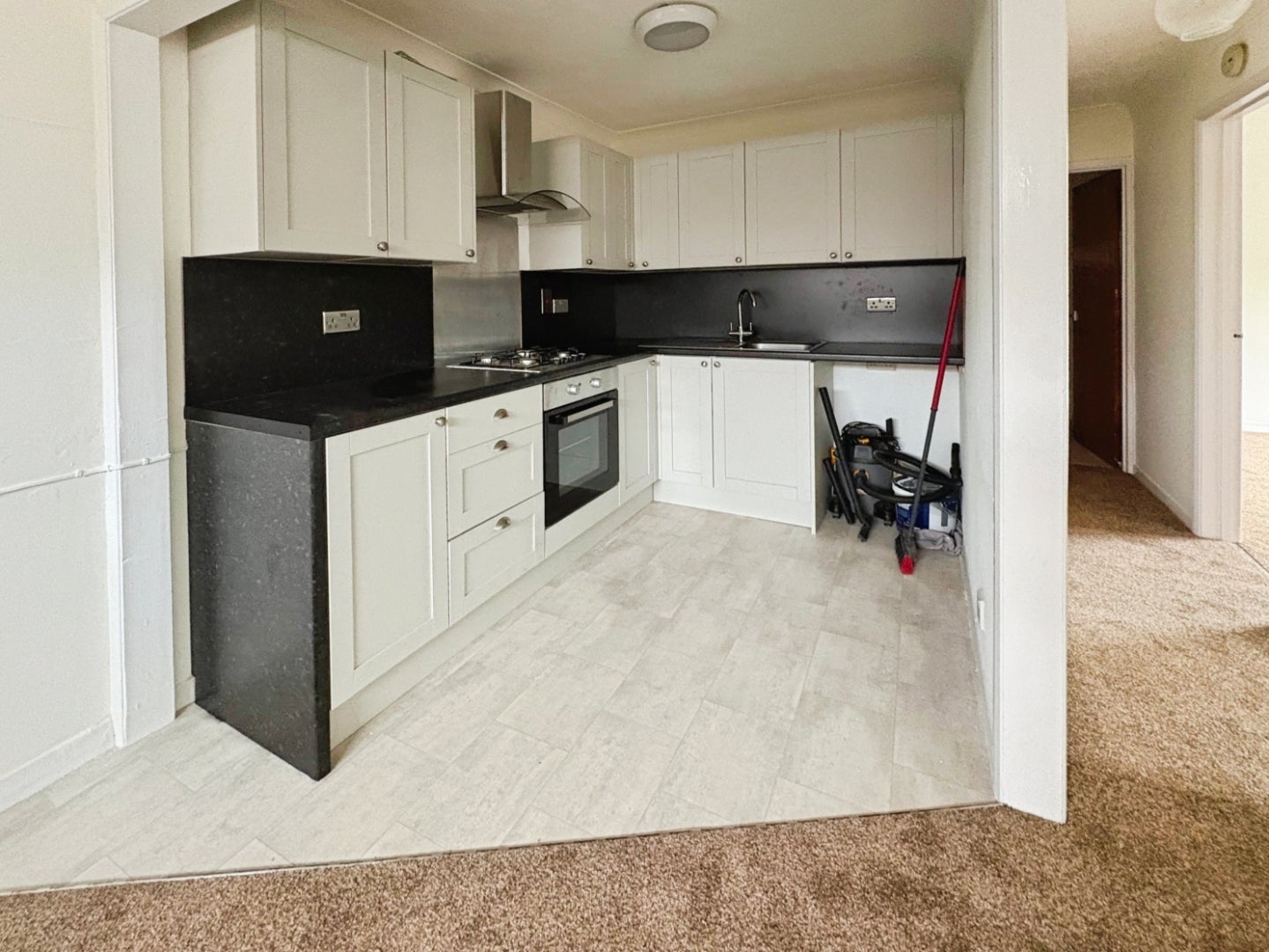 Flat Lonsdale Road in Southend-on-Sea